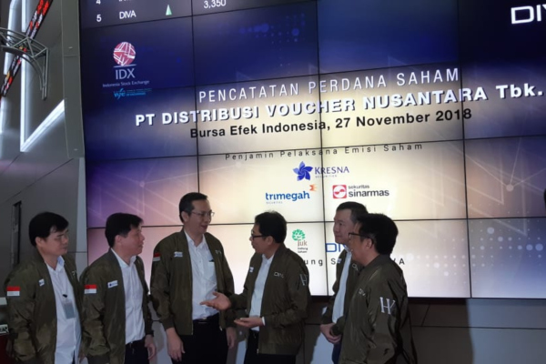 Jajaran Direksi dan Komisaris PT Distribusi Voucher Nusantara Tbk. dalam seremoni pencatatan perdana saham di Gedung BEI, Selasa (27/11/2018)./Bisnis-Dara Aziliya
