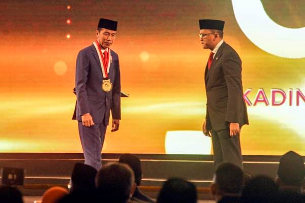 Presiden Joko Widodo (kiri) menerima penghargaan dari Ketua Umum Kadin Indonesia Rosan P. Roeslani (kanan) pada acara HUT ke-50 Kadin di Jakarta, Senin (24/9/2018)./ANTARA-Muhammad Adimaja
