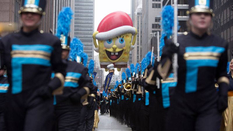 Balon SpongeBob SquarePants ikut serta dalam parade tahunan Thanksgiving yang digelar peritel Macys di New York, AS pada 2014./Reuters-Andrew Kelly