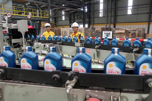 Karyawan mengawasi proses produksi pelumas Shell menggunakan teknologi Jam Jar, di Marunda, Jawa Barat, Rabu (18/10)./JIBI-Endang Muchtar