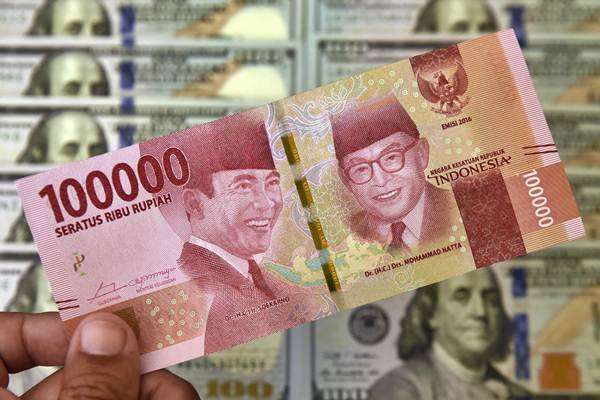 Petugas jasa penukaran valuta asing memeriksa lembaran mata uang rupiah dan dollar AS di Jakarta, Senin (2/7/2018)./ANTARA-Puspa Perwitasari