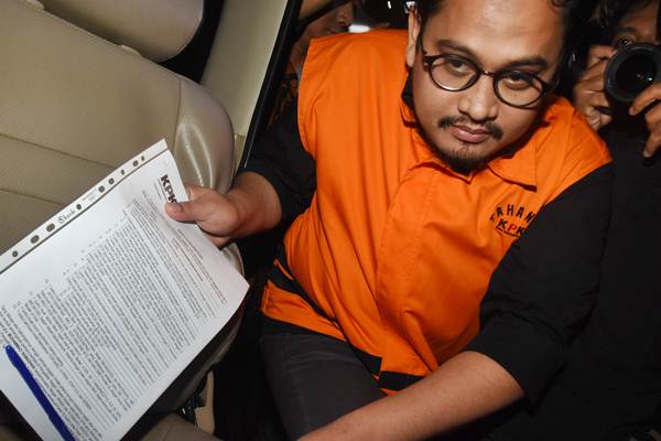 Pengacara Arif Fitrawan mengenakan rompi tahanan seusai menjalani pemeriksaan terkait OTT kasus suap penanganan perkara di PN Jaksel, di Gedung KPK, Jakarta, Kamis (29/11/2018) dini hari./ANTARA-Indrianto Eko Suwarso