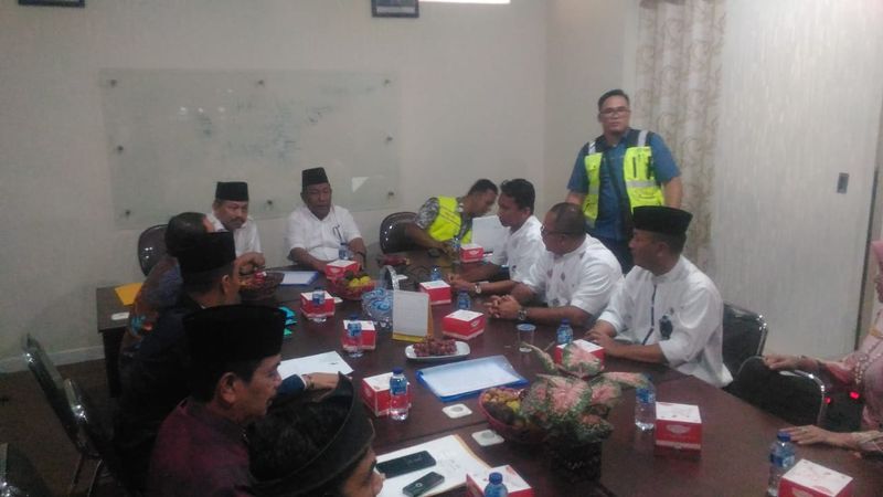Plt Gubernur Riau Wan Thamrin Hasyim (duduk tengah)/Bisnis-Arif Gunawan