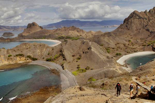  Wisata Puncak Bukit Pulau Padar NTT