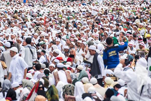 Ribuan umat Islam melakukan zikir dan doa bersama saat Aksi Bela Islam III di kawasan silang Monas, Jakarta, Jumat (2/12/2016)./Antara-M Agung Rajasa