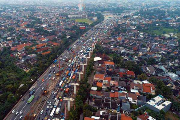  Lintasan Tol Jakarta-Cikampek Macet Parah hingga Mengular ke Bekasi