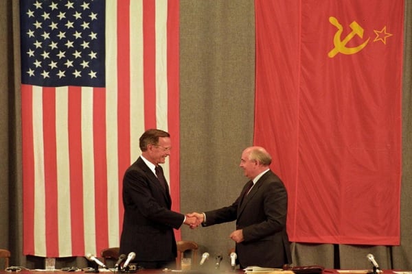  Mikhail Gorbachev Puji Peran George H.W. Bush Akhiri Perang Dingin