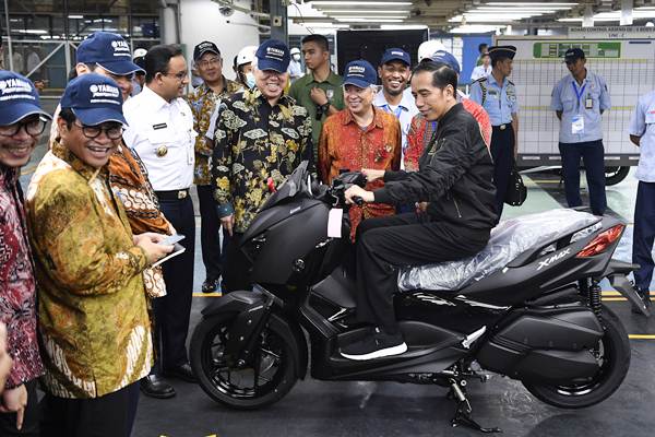  Jokowi Lepas Ekspor Motor dan Makan Bersama Karyawan Yamaha