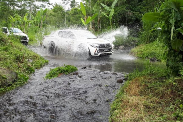  Jurus Jitu Melintasi Genangan Air di Musim Hujan