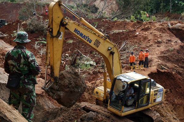  Longsor Tutup Jalan Raya Bandung - Cisewu, Garut