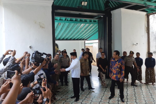  Ke Yogyakarta, Presiden Jokowi \'Pinarak\' ke Keraton