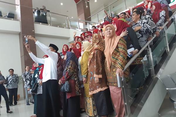  Saat Presiden Jokowi Beri Bingkisan Foto, Bukan Sepeda