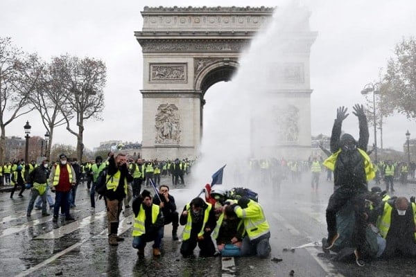  Aksi Protes di Paris Berlanjut, Menara Eiffel Akan Ditutup