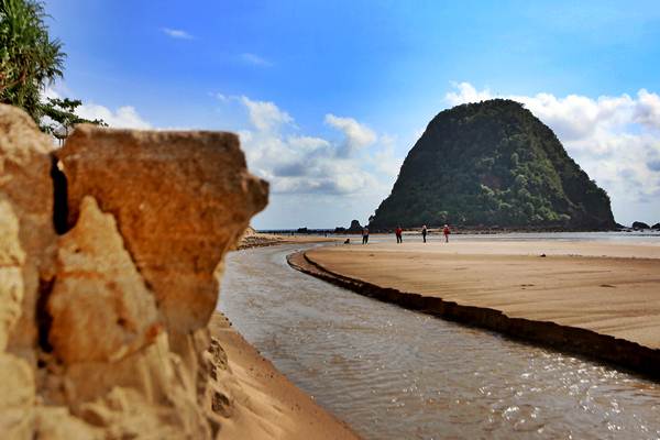  Pulau Merah Ditetapkan Sebagai Situs Geopark Nasional