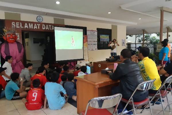  Persija Vs Mitra Kukar : Serunya Nonton Bareng di Kantor Camat Senen