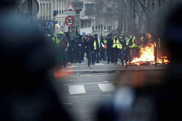 Paris, Prancis, rusuh akibat demonstrasi yang dipicu kenaikan harga BBM./Reuters-Christian Hartmann
