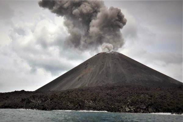  Letusan Gunung Anak Krakatau