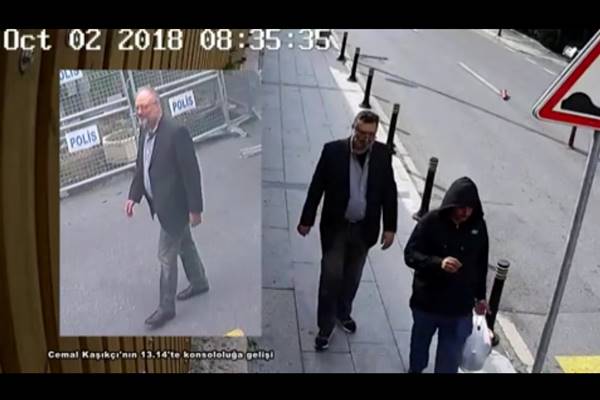 Foto-foto yang diambil dari dua video CCTV yang berbeda dan diperoleh oleh sumber-sumber keamanan Turki menunjukkan wartawan Saudi Khashoggi ketika ia tiba di Konsulat Arab Saudi, dan seorang pria lain yang diduga mengenakan pakaian Khashoggi sambil berjalan di Istanbul./Reuters