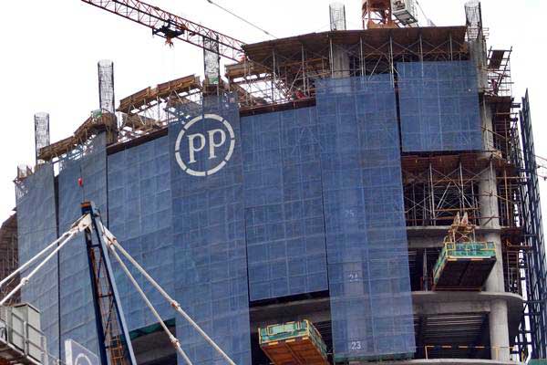 Pekerja menyelesaikan proyek pembangunan PP Properti di Jakarta, Sabtu (3/6)./JIBI-Abdullah Azzam
