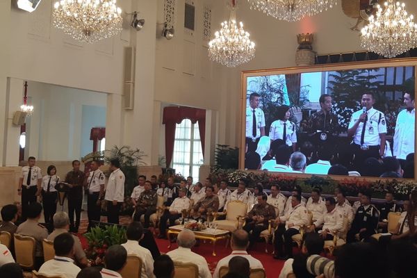 Presiden Joko Widodo bertemu dengan ratusan satpam dalam peresmian Konferensi Industri Jasa Pengamanan Nasional Tahun 2018 di Istana Negara, Jakarta, Rabu (12/12/2018)./Bisnis-Yodie Hardiyan
