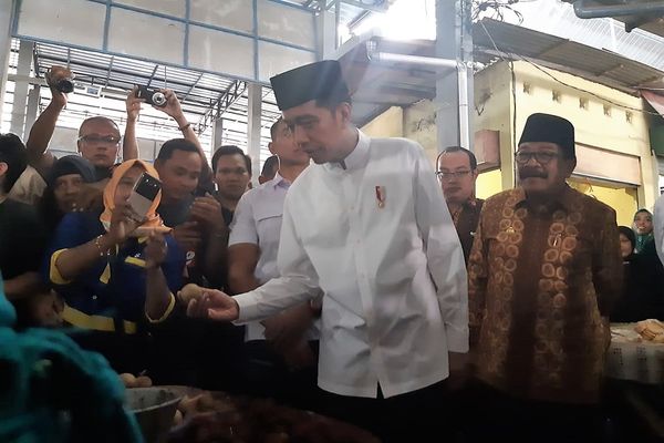  Jokowi : Pasar Tradisional Jangan Dibiarkan Kumuh & Becek