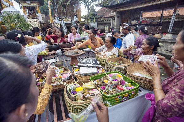 Sejumlah wanita Hindu menyiapkan sesajen saat persembahyangan Hari Raya Galungan di Pura Dalem Kengetan, Ubud, Bali, Rabu (5/4/2017)./Antara-Nyoman Budhiana