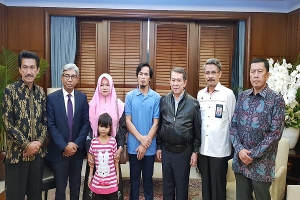 Usman Yunus (tengah), WNI/ABK korban penyanderaan di Filipina Selatan bertemu dengan keluarga, Kamis (13/13/2018)/Kementerian Luar Negeri RI