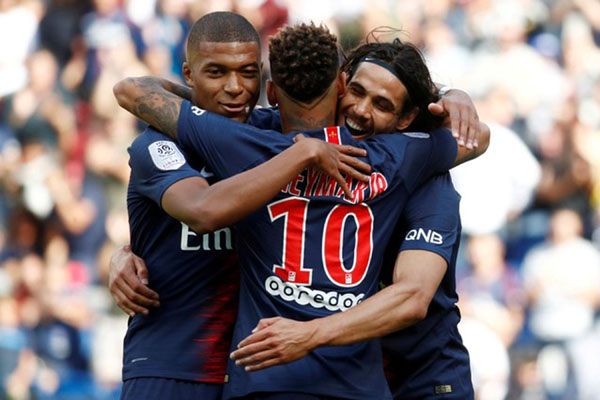 Trio maut Paris Saint-Germain (dari kiri ke kanan) Kylian Mbappe, Neymar da Silva Jr., dan Edinson Cavani. - Reuters/Christian Hartmann