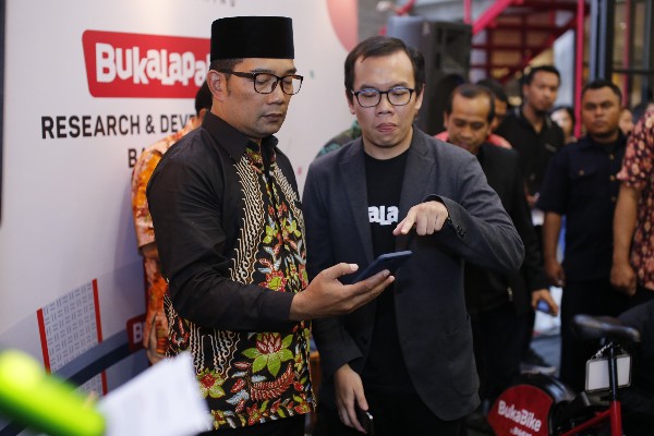   Ridwan Kamil Tantang Bukalapak Bantu Peternak Lele Berjualan Online