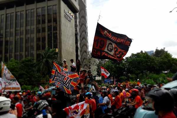  Dari Balita Sampai yang Tua Rayakan Persija Juara