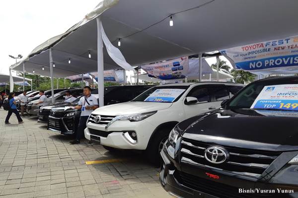 Deretan mobil Toyota yang ditawarkan dalam Toyota Fest 2018 di Mall Artha Gading Kelapa Gading, Jakarta Utara, Sabtu (15/12/2018)/Bisnis/Yusran Yunus