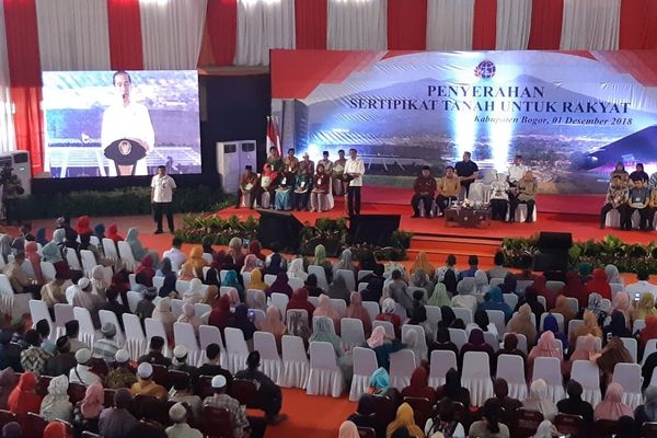  Jokowi Serahkan 6.000 Sertifikat Tanah Rakyat