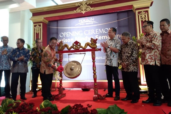 Direktur Utama PT Nindya Karya (Persero) lndradjaja Manopol saat menabuh gong ceremony Hotel Horison Nindya Semarang, Minggu (16/12/2018)./Bisnis-Alif Nazzala Rizqi