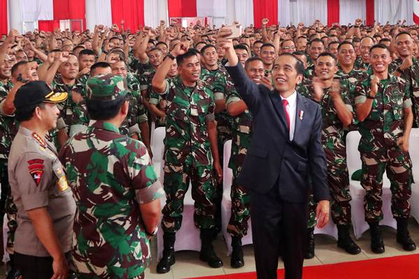  Presiden Jokowi Berswafoto dengan Babinsa