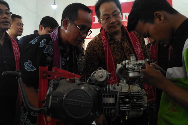  LINK AND MATCH INDUSTRI SEPEDA MOTOR : Alumni SMK Tak Hanya Siap Bekerja