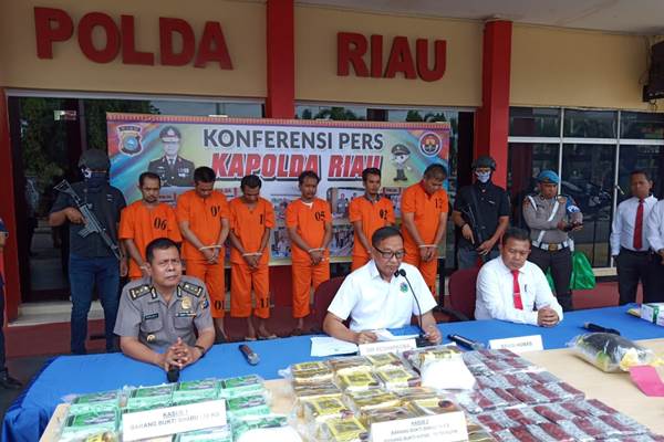  Polda Riau Gagalkan Penyelundupan 32 Kg Narkotika dan 20.000 Pil Happy Five