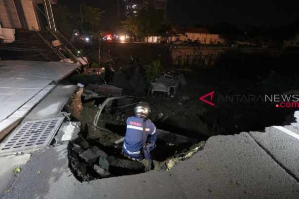  Jalan Raya Gubeng Ambles, Tanah di Lokasi Masih Bergerak