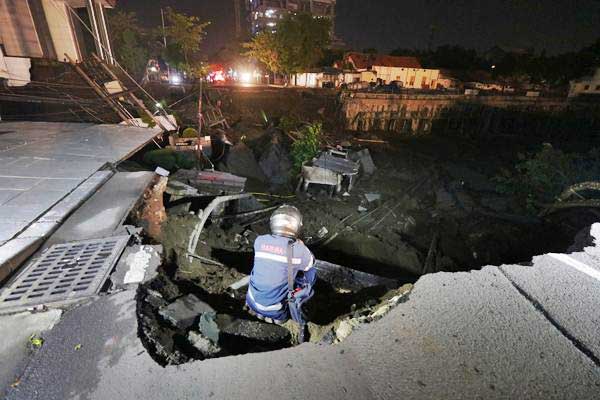  Jalan Raya Gubeng Ambles, Polisi Periksa Direktur dan 3 Pekerja Proyek