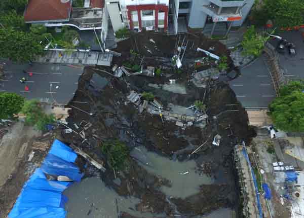  Tanah di Jalan Raya Gubeng Mudah Longsor