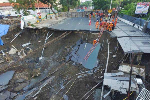  Amblesnya Jalan Gubeng Diduga Kegagalan Sistem Penahan Tanah