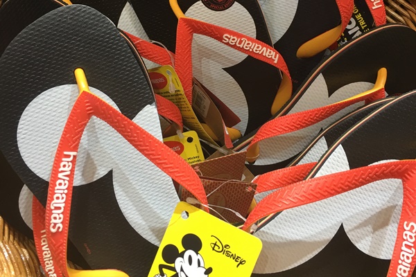  Alas Kaki Lucu Havaianas Kolaborasi dengan Mickey Mouse 