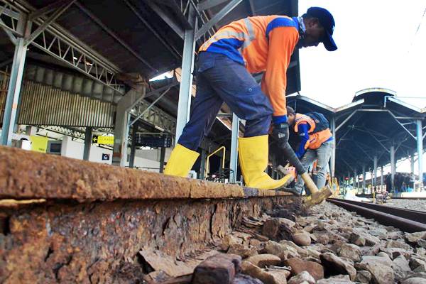  Penggantian Rel Kereta Api yang Rusak