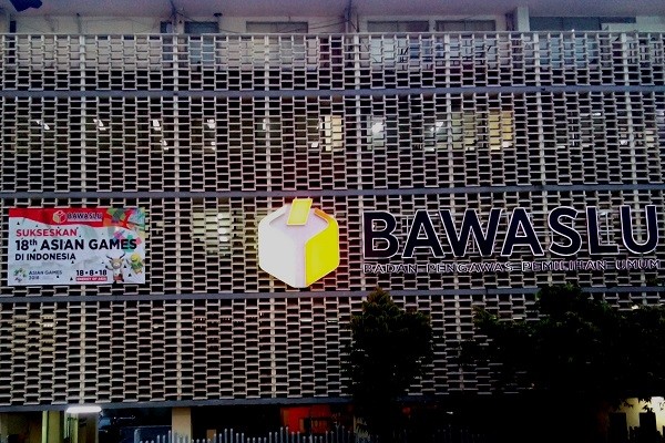  Bawaslu Riau Tertibkan 1.990 Alat Kampanye yang Melanggar