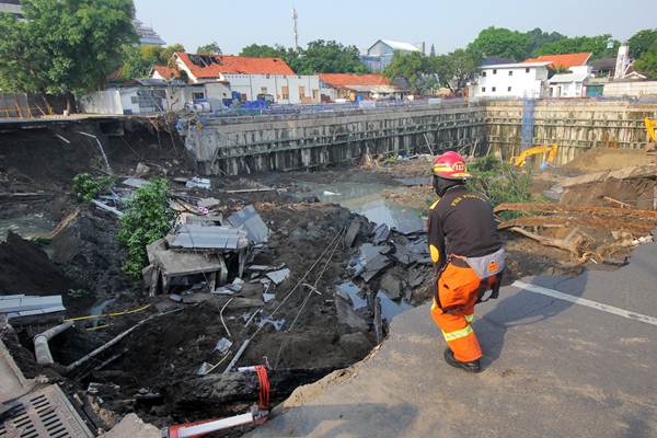  Jalan Raya Gubeng Ambles, BMKG Sebut Bukan Karena Gempa Bumi