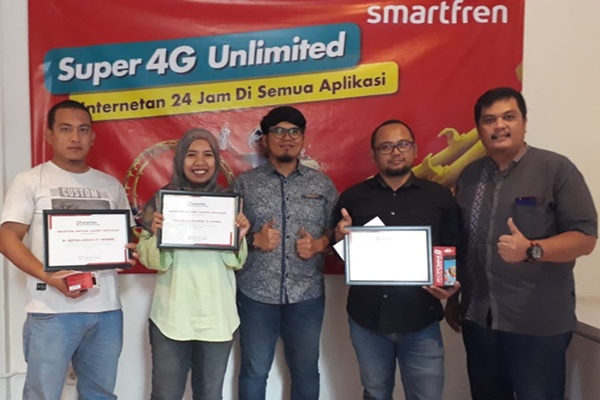  Smartfren Serahkan Hadiah Lomba Tulis dan Maksimalkan Kualitas Jaringan