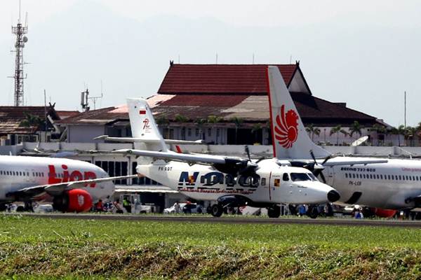 Pesawat N219 mendarat, seusai melakukan uji terbang untuk ke-15 kalinya di Bandara Husein Sastranegara, Bandung, Jawa Barat, Jumat (2/2)./JIBI-Rachman