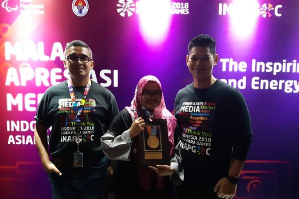  Bisnis Indonesia Raih Medali Emas The Most Energetic Journalist Asian Para Games 2018