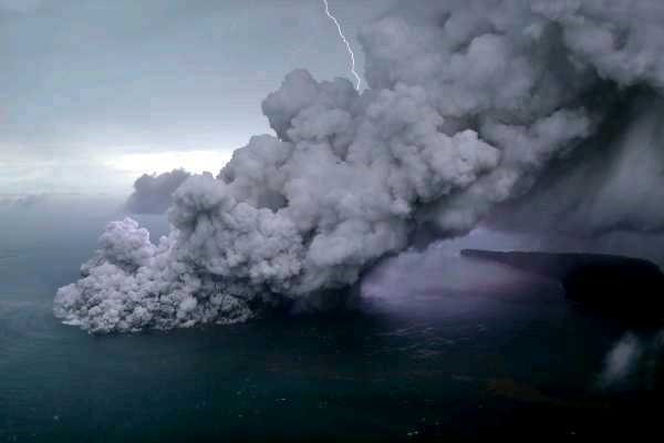  Ini Foto-foto Eksklusif Letusan Gunung Anak Krakatau