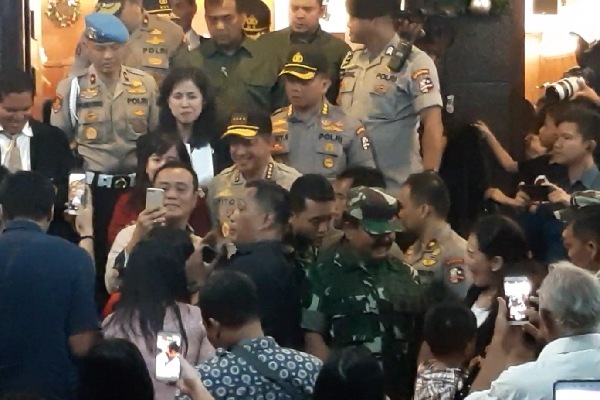  Kapolri dan Panglima TNI Safari Keamanan Natal, Jemaat Minta Selfie