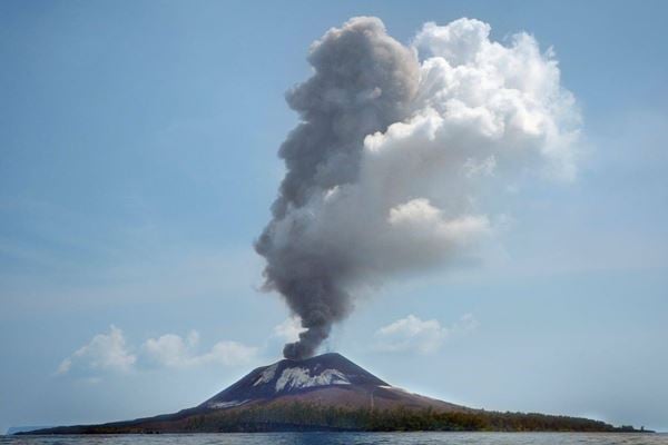  Gunung Anak Krakatau Masih Hembuskan Asap Hitam Pascatsunami